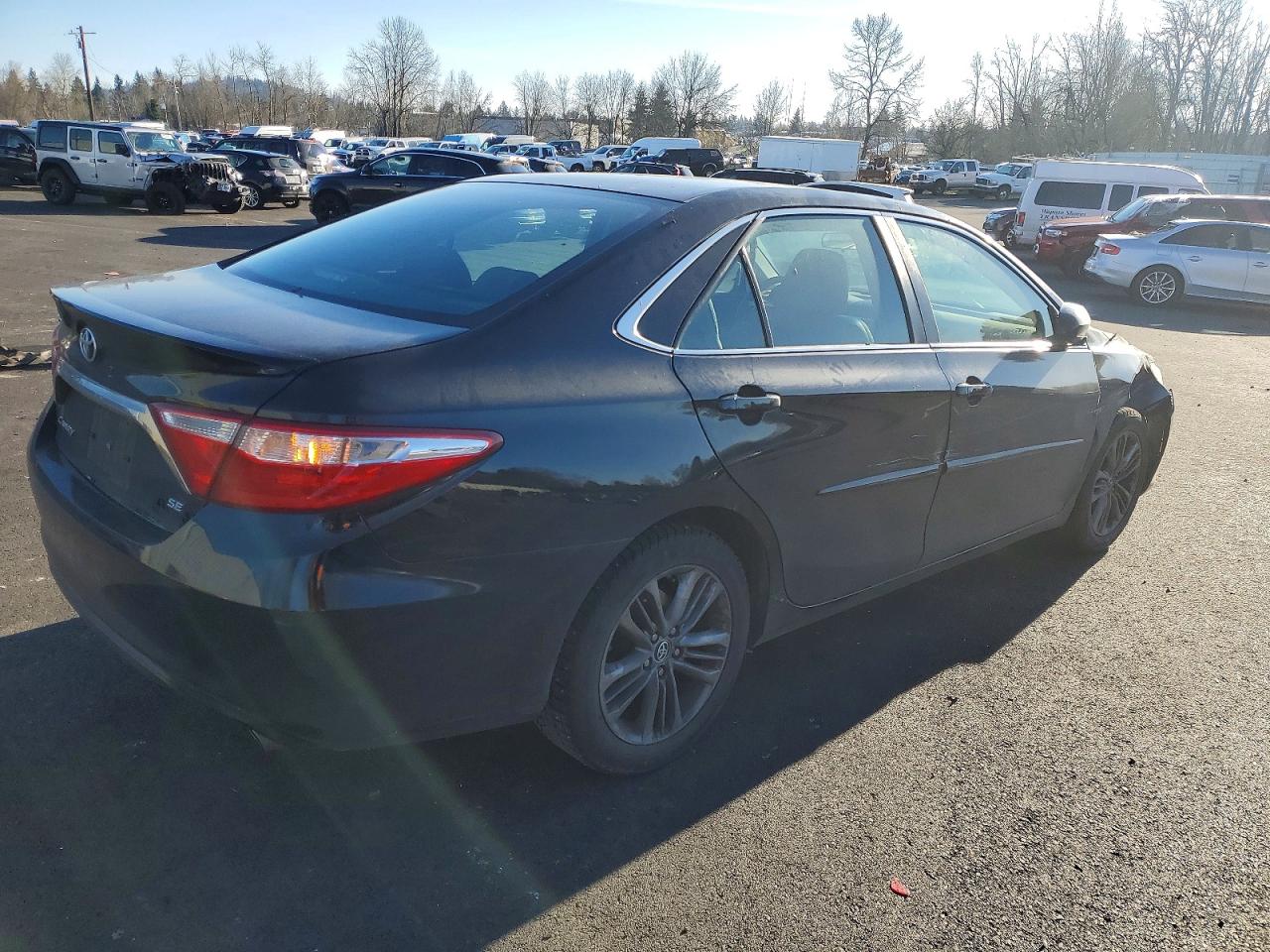 2015 TOYOTA CAMRY LE photo 3