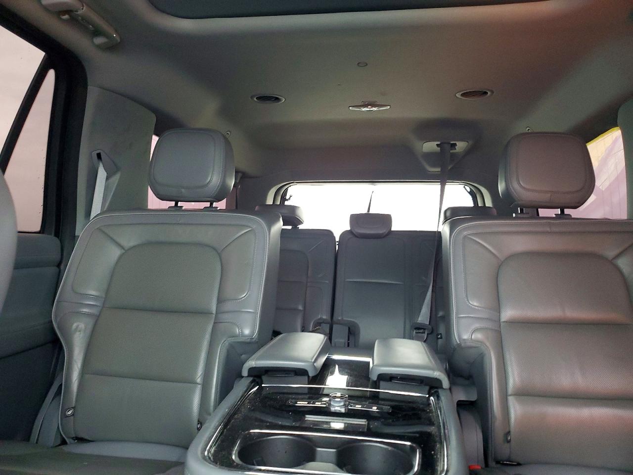 2020 LINCOLN NAVIGATOR L RESERVE photo 10