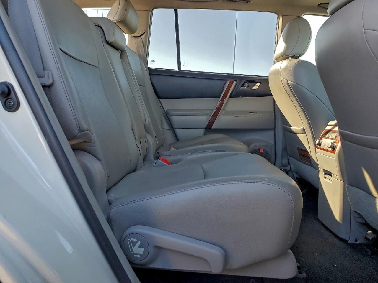 2011 TOYOTA HIGHLANDER LIMITED photo 10