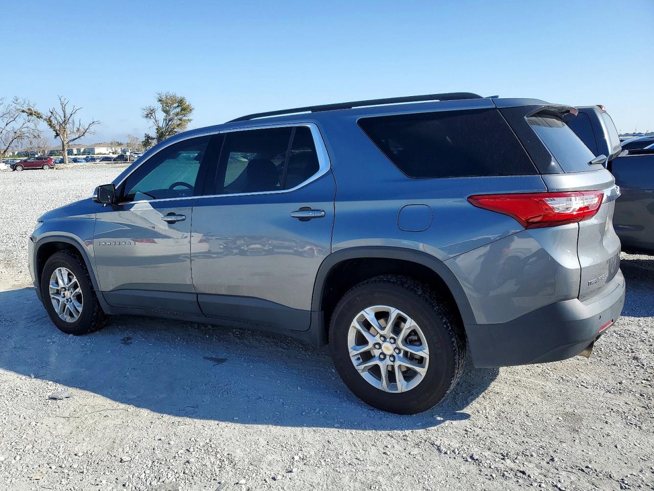 2019 CHEVROLET TRAVERSE LT photo 2