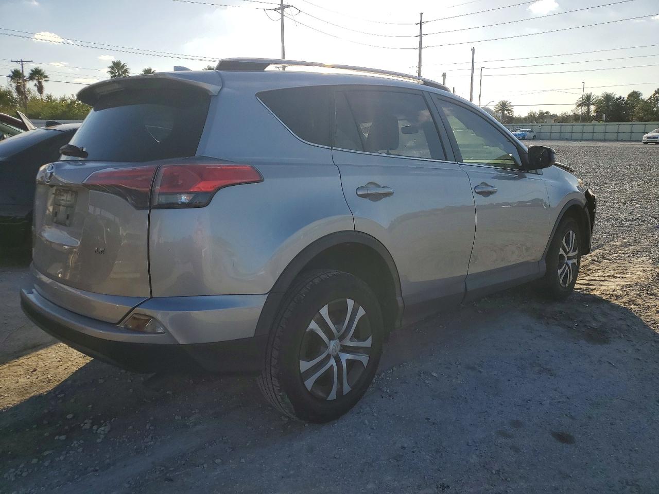 2018 TOYOTA RAV4 LE photo 3