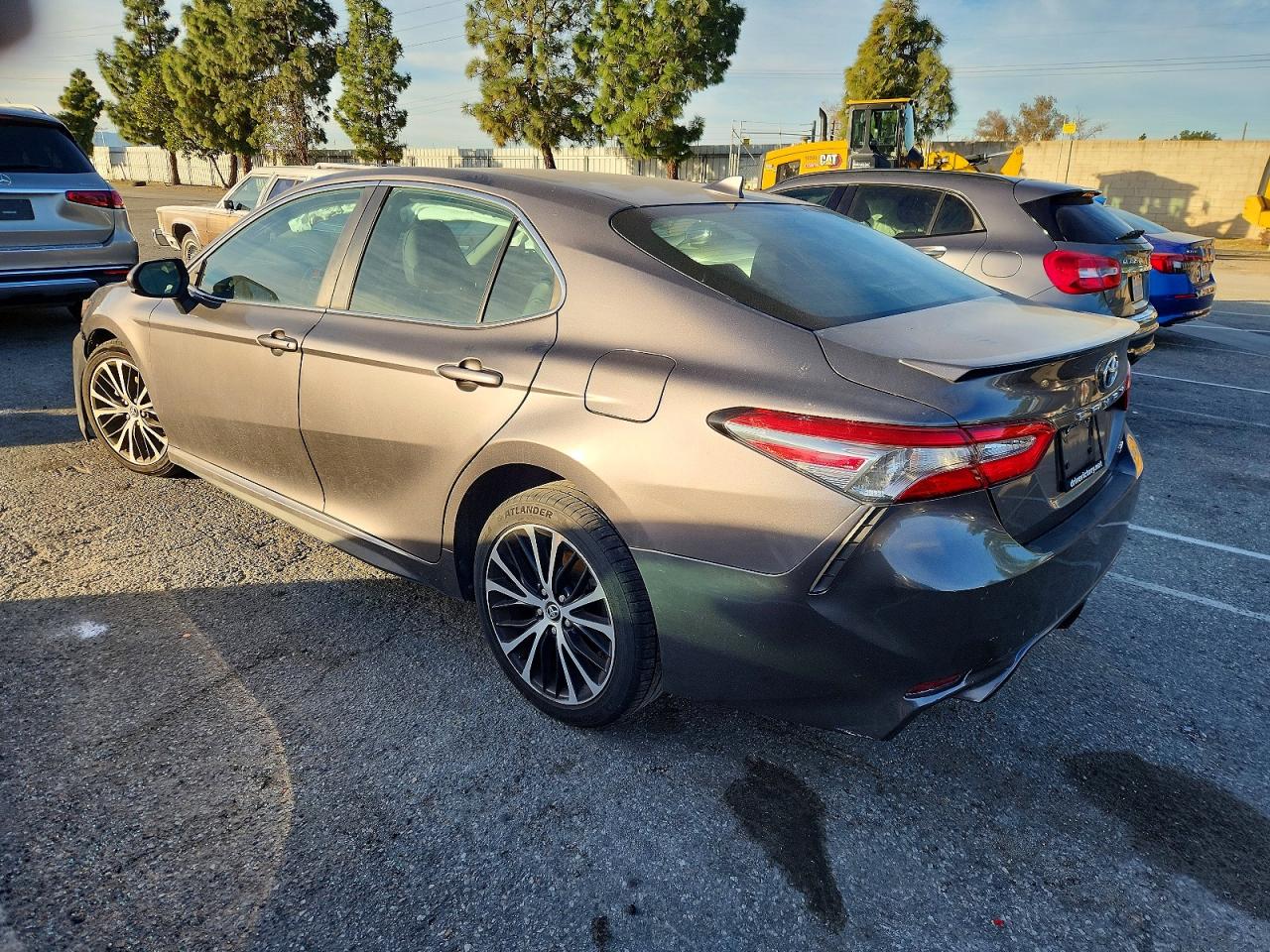 2019 TOYOTA CAMRY SE photo 2