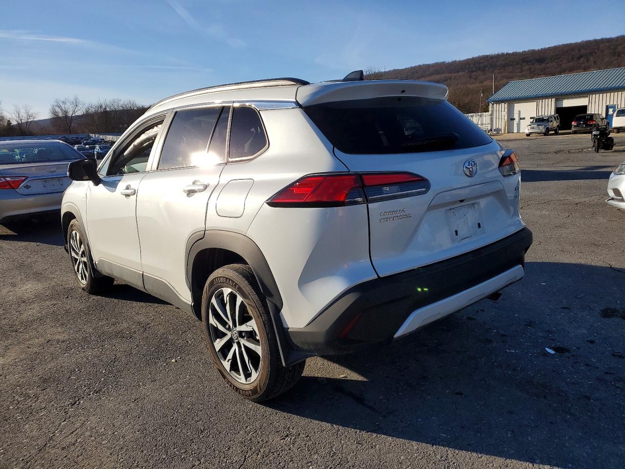 2025 TOYOTA COROLLA CROSS XLE photo 2