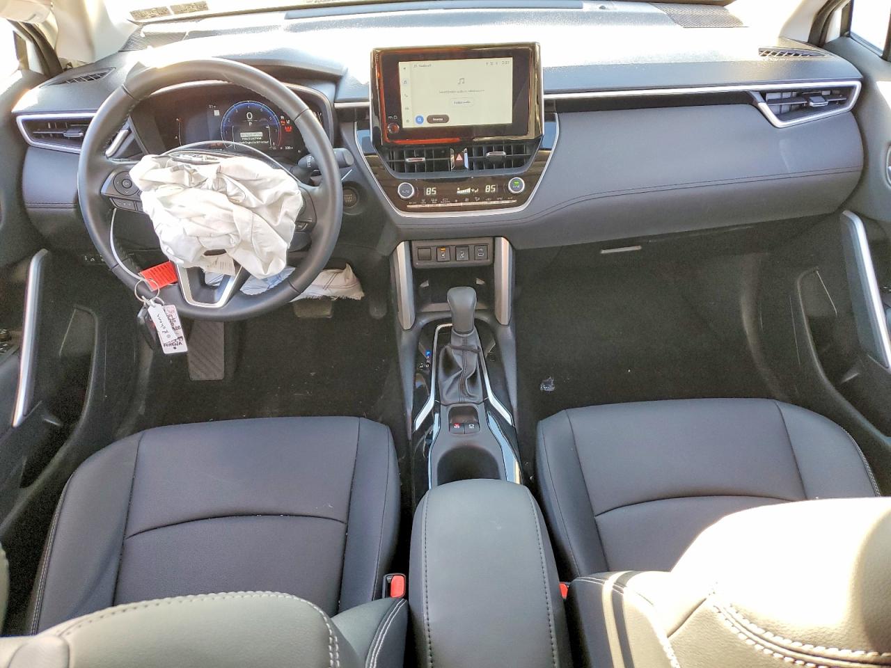 2025 TOYOTA COROLLA CROSS XLE photo 8