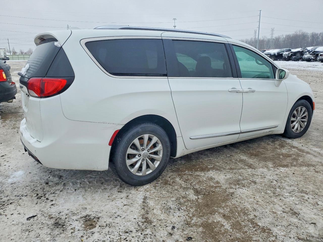 2019 CHRYSLER PACIFICA TOURING L photo 3