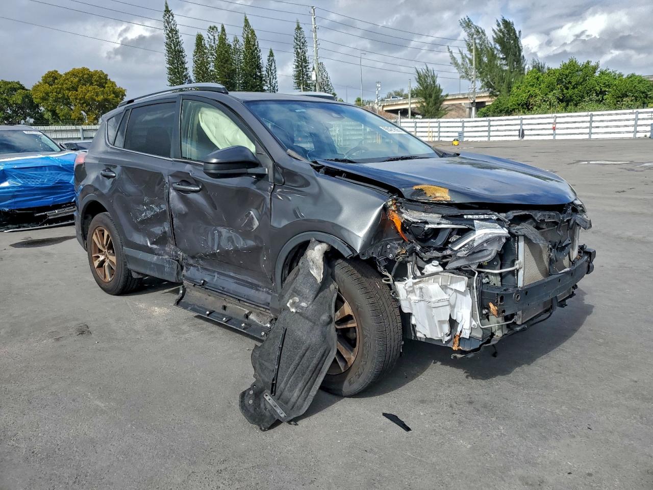 2018 TOYOTA RAV4 LE photo 4
