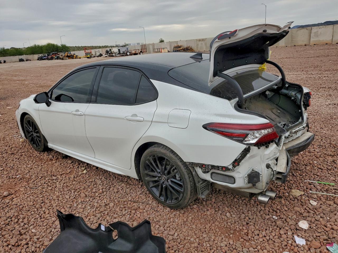 2022 TOYOTA CAMRY XSE photo 2