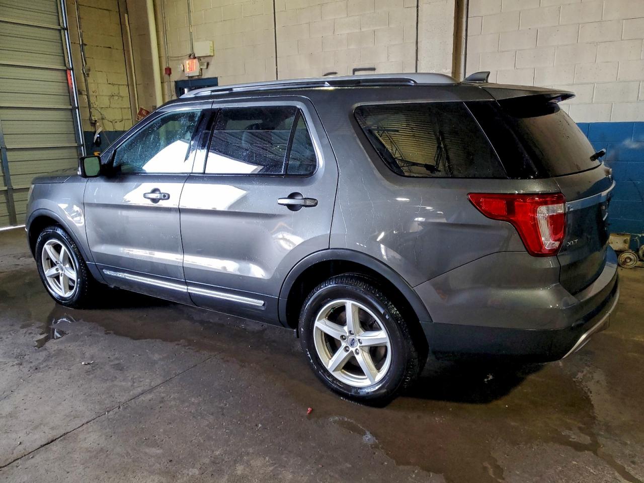 2017 FORD EXPLORER XLT photo 2