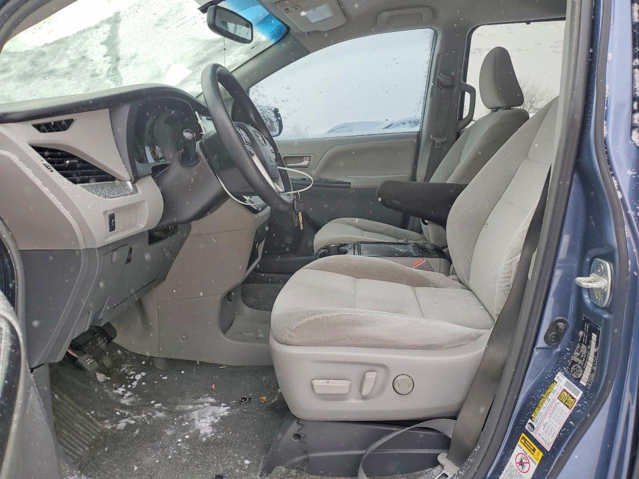 2015 TOYOTA SIENNA LE photo 13