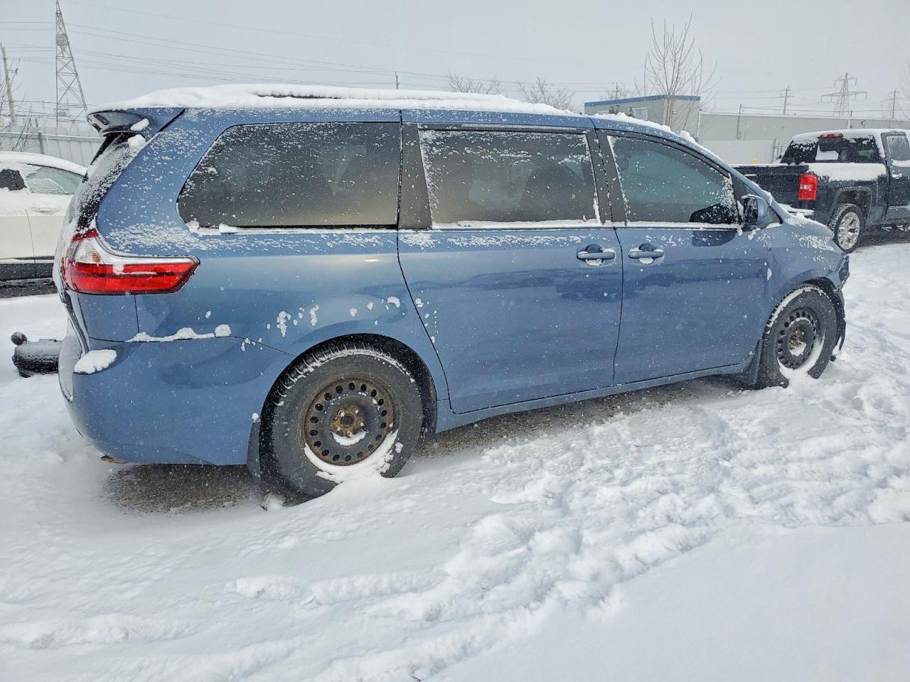 2015 TOYOTA SIENNA LE photo 5