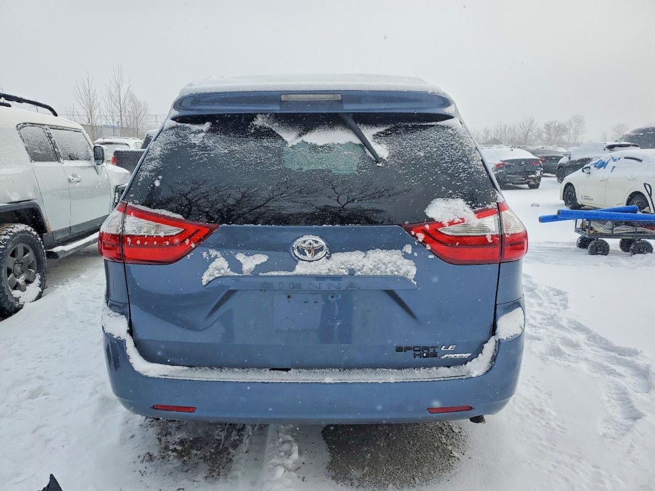 2015 TOYOTA SIENNA LE photo 11