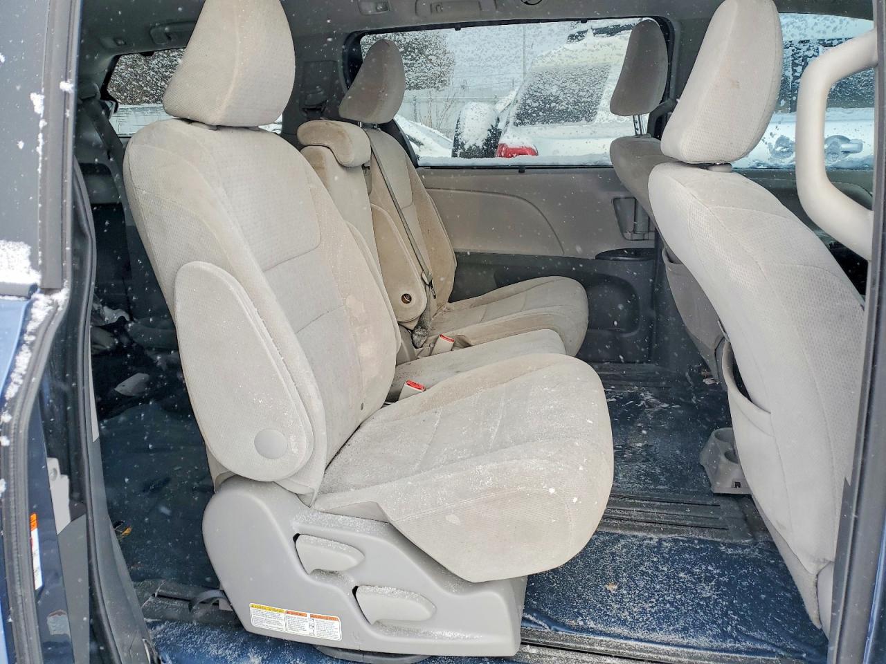 2015 TOYOTA SIENNA LE photo 21
