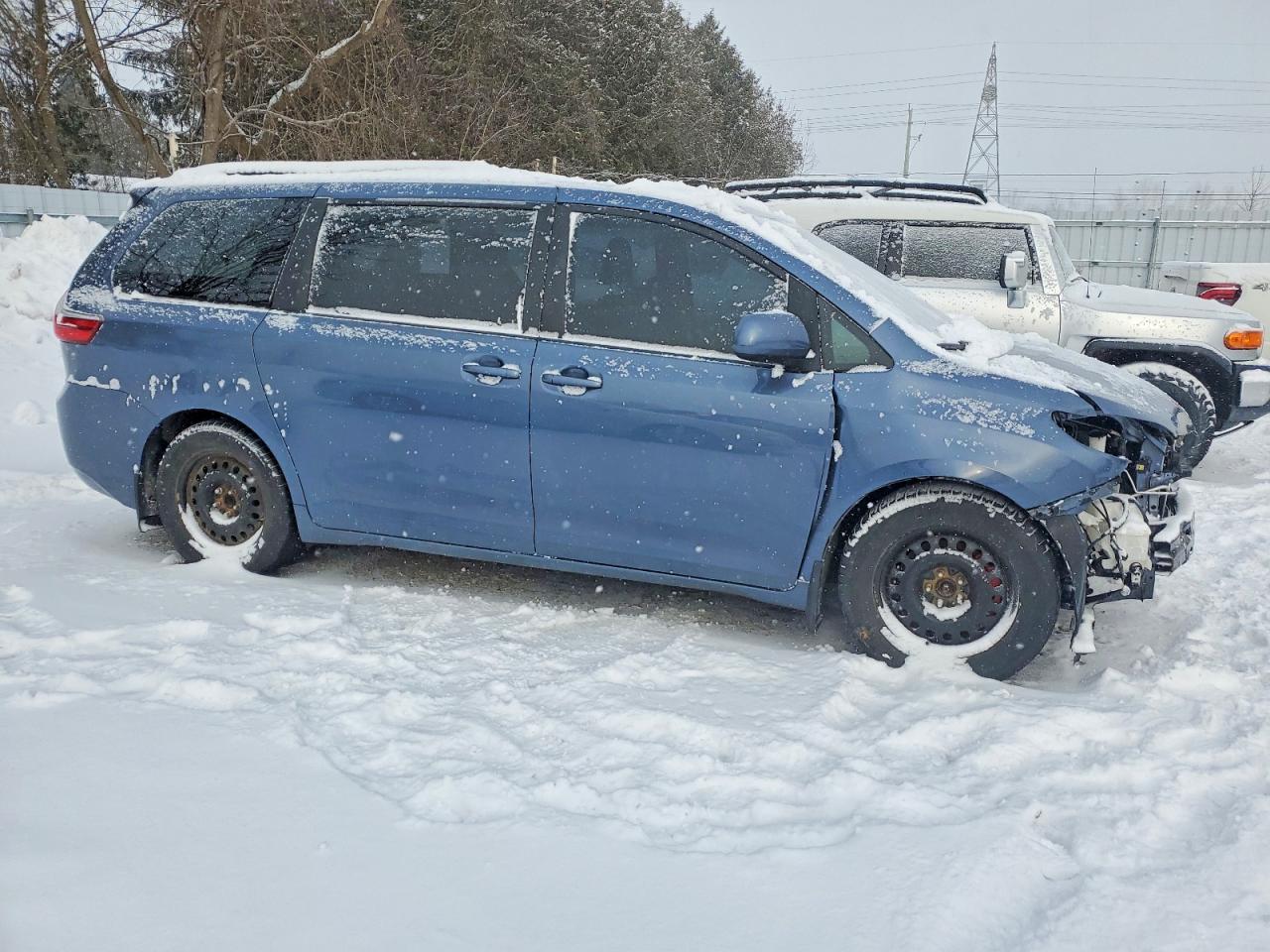 2015 TOYOTA SIENNA LE photo 7
