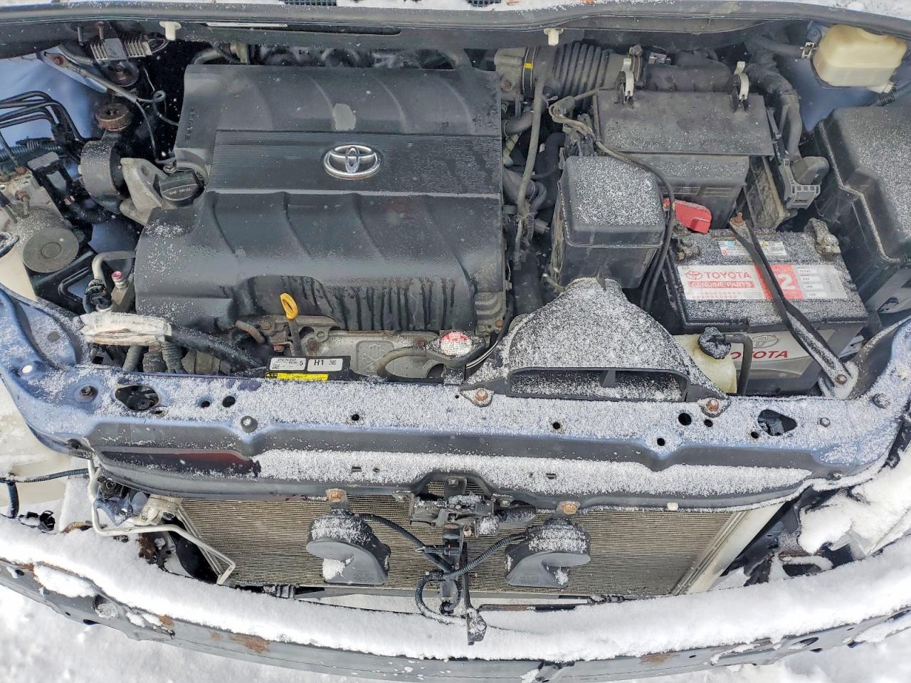 2015 TOYOTA SIENNA LE photo 23