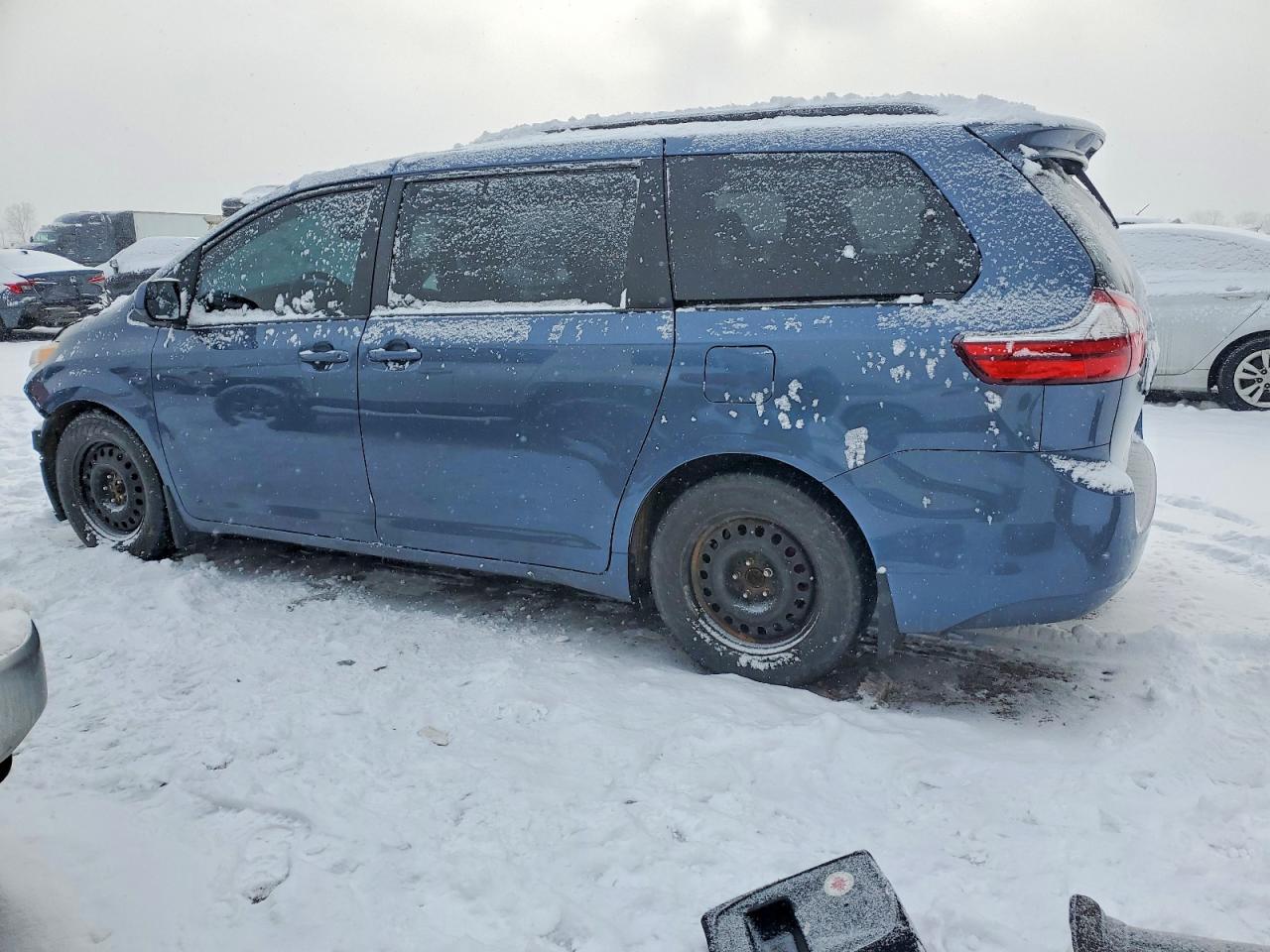 2015 TOYOTA SIENNA LE photo 3
