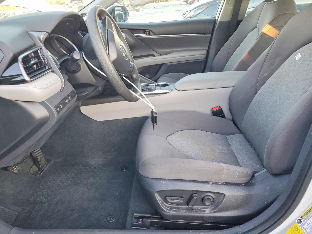 2022 TOYOTA CAMRY LE photo 19