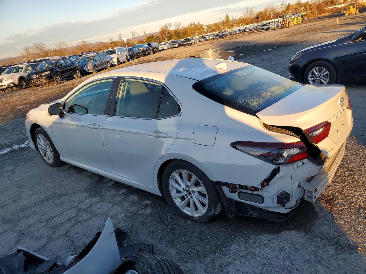 2022 TOYOTA CAMRY LE photo 4