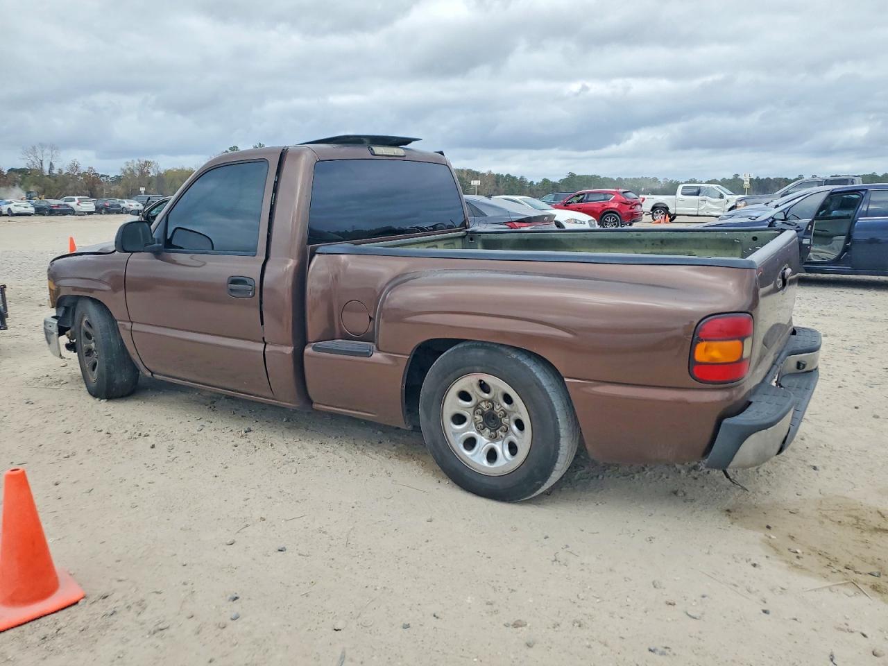 2002 CHEVROLET SILVERADO C1500 photo 2