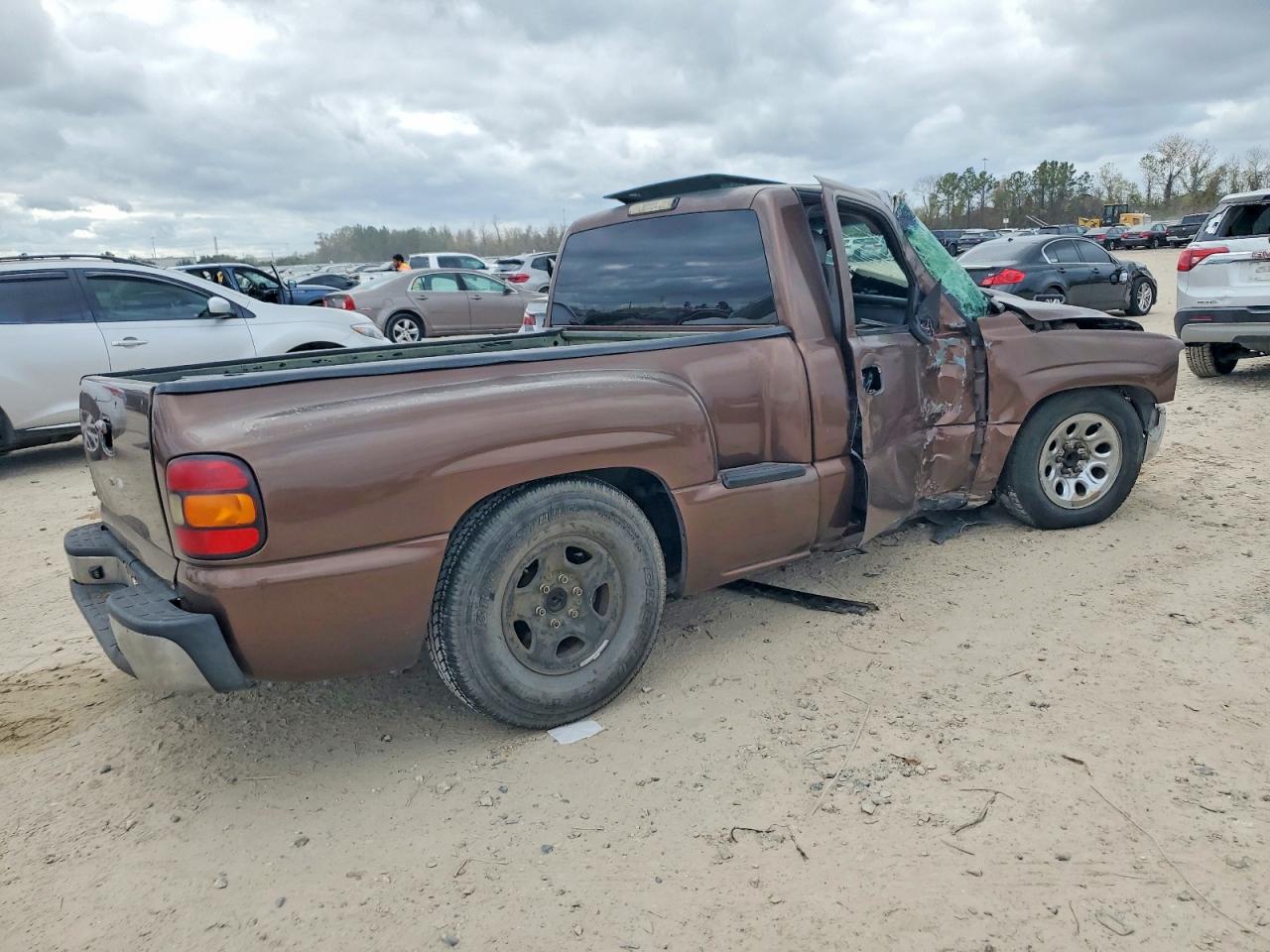 2002 CHEVROLET SILVERADO C1500 photo 3