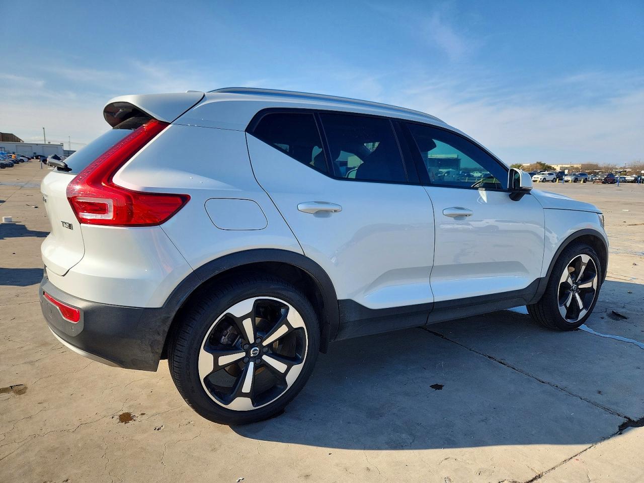 2022 VOLVO XC40 T5 MOMENTUM photo 3