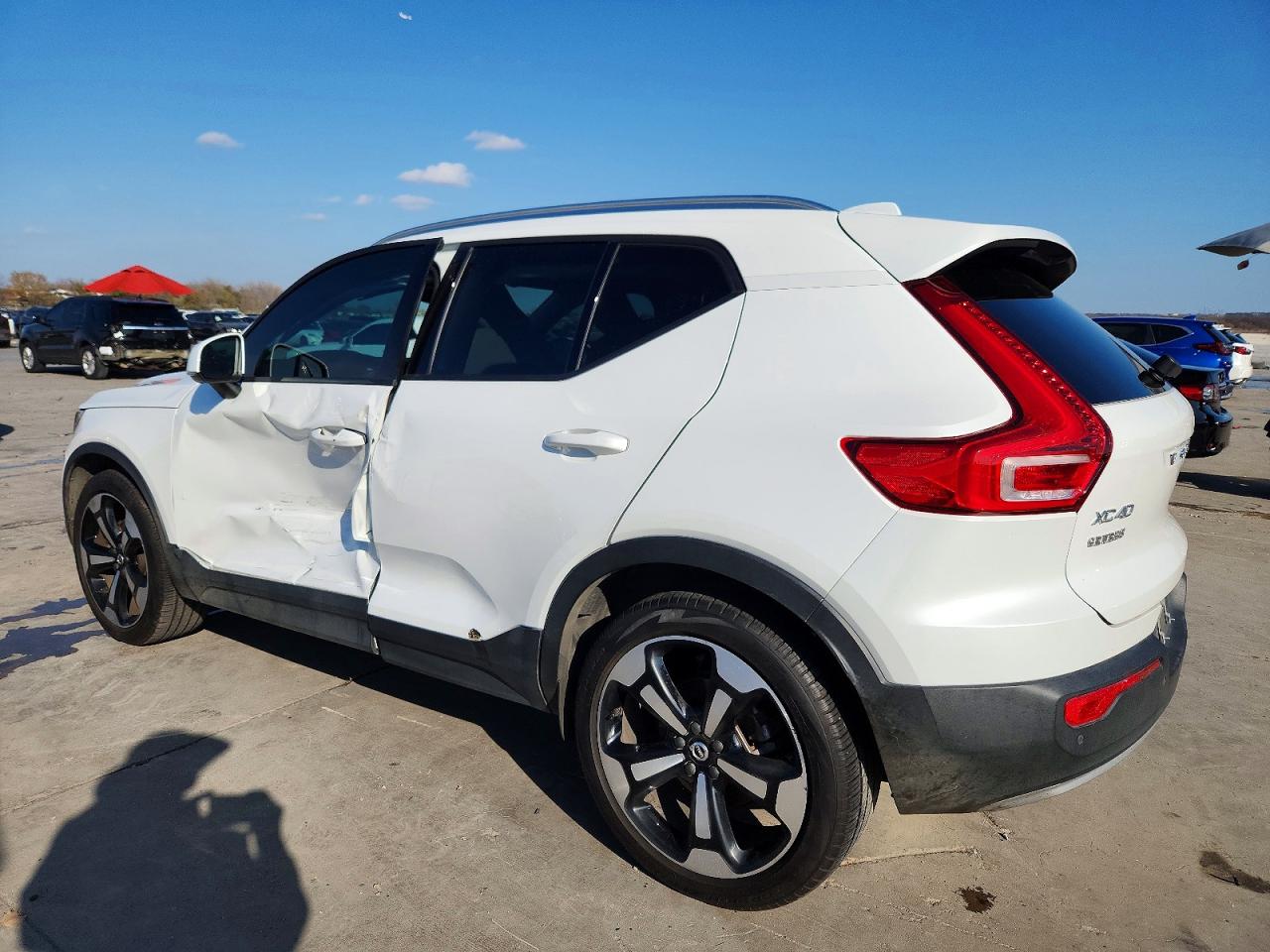2022 VOLVO XC40 T5 MOMENTUM photo 2
