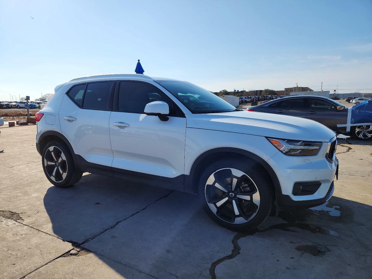2022 VOLVO XC40 T5 MOMENTUM photo 4