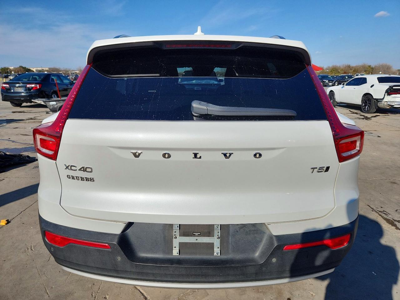 2022 VOLVO XC40 T5 MOMENTUM photo 6