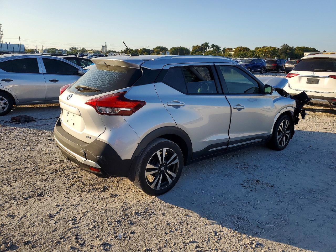 2019 NISSAN KICKS S photo 3