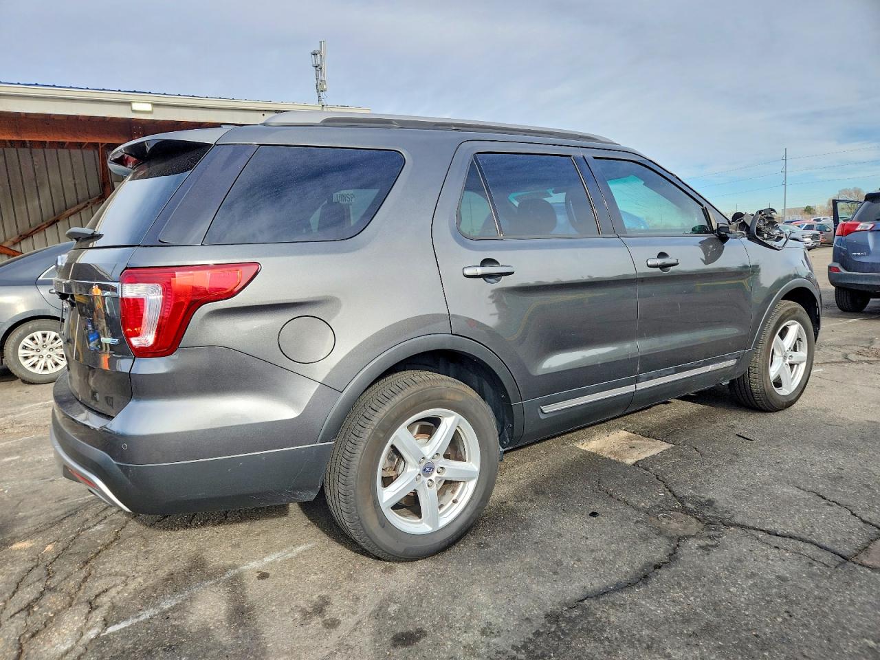 2017 FORD EXPLORER XLT photo 3
