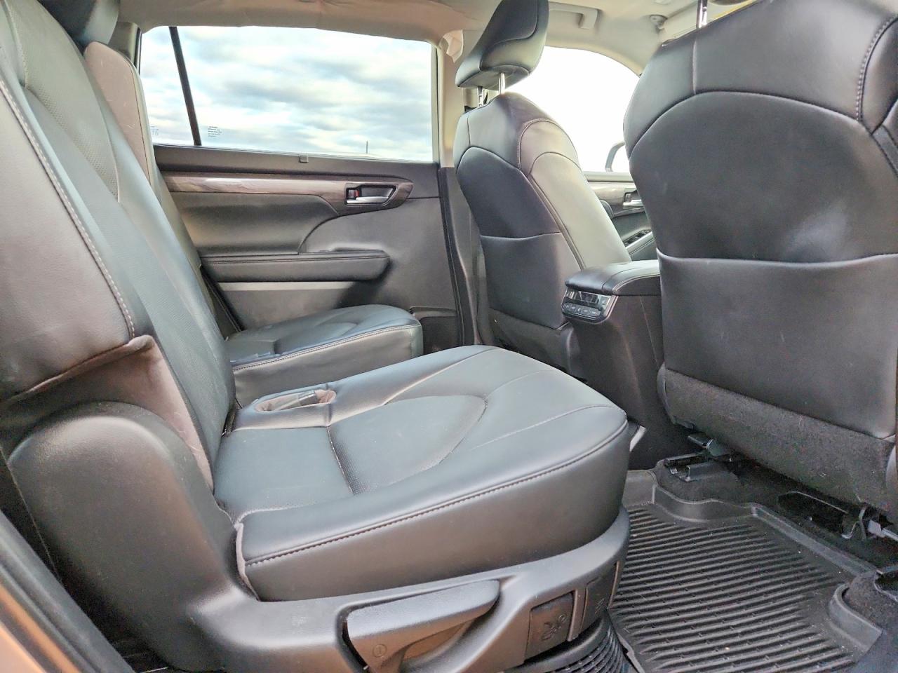 2023 TOYOTA HIGHLANDER HYBRID LIMITED photo 11
