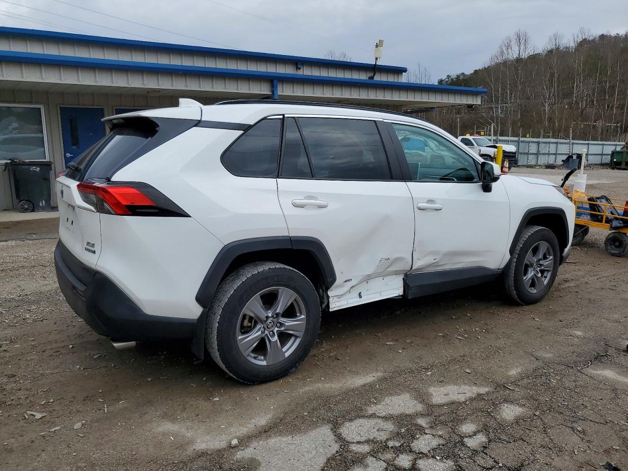 2022 TOYOTA RAV4 XLE photo 3