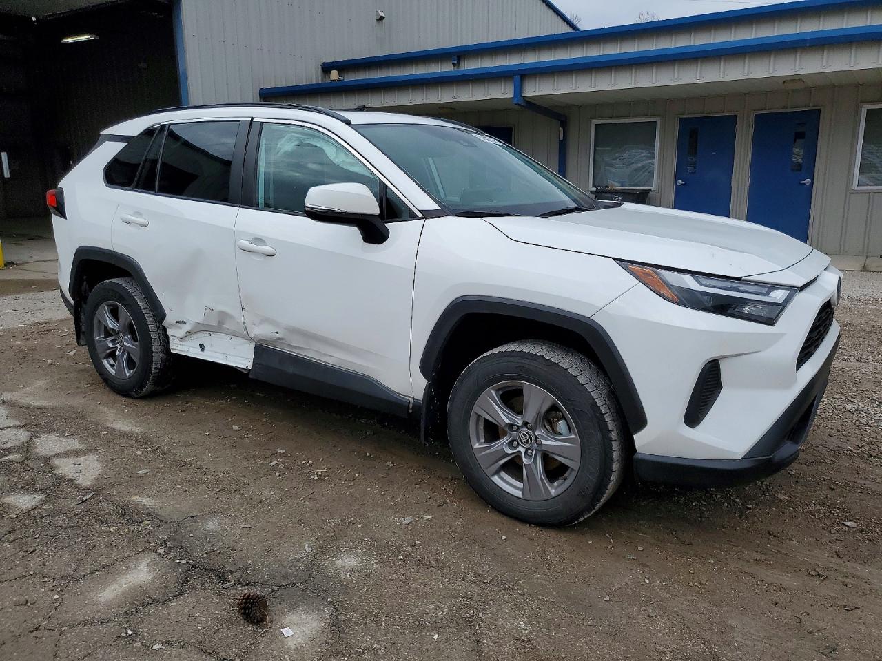 2022 TOYOTA RAV4 XLE photo 4