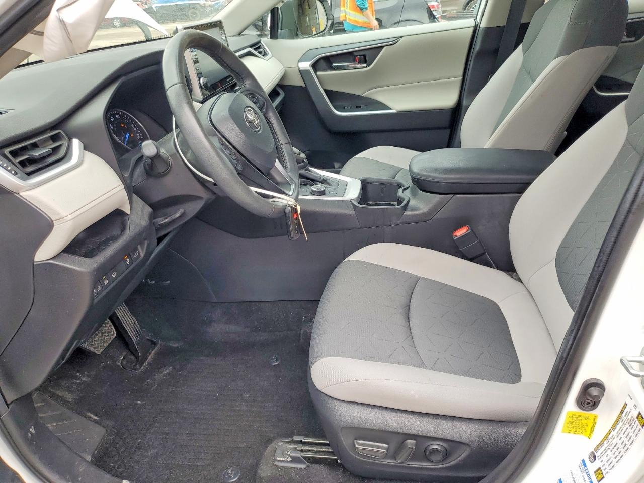 2022 TOYOTA RAV4 XLE photo 7