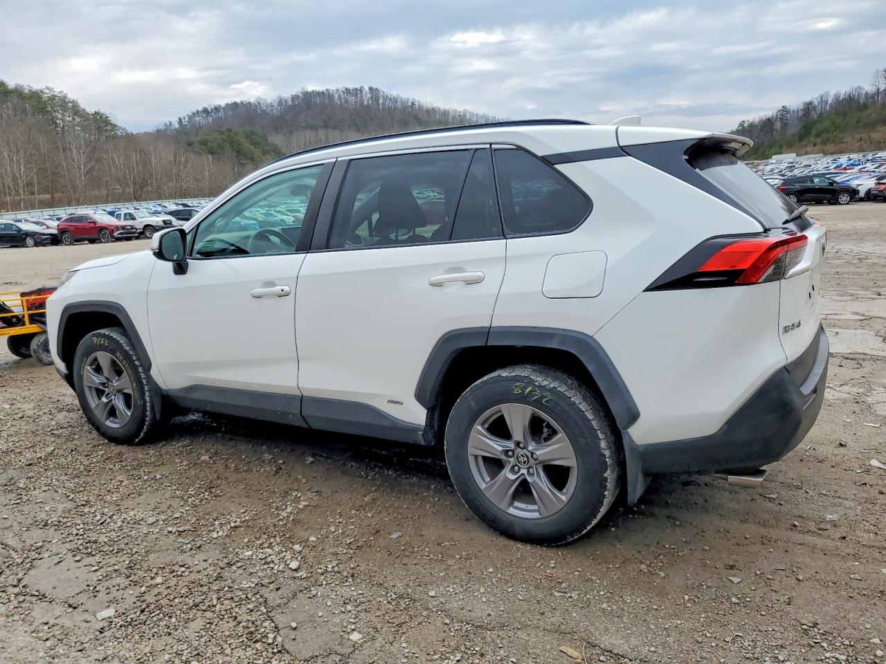 2022 TOYOTA RAV4 XLE photo 2