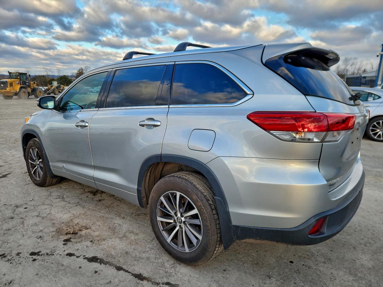 2017 TOYOTA HIGHLANDER SE photo 2