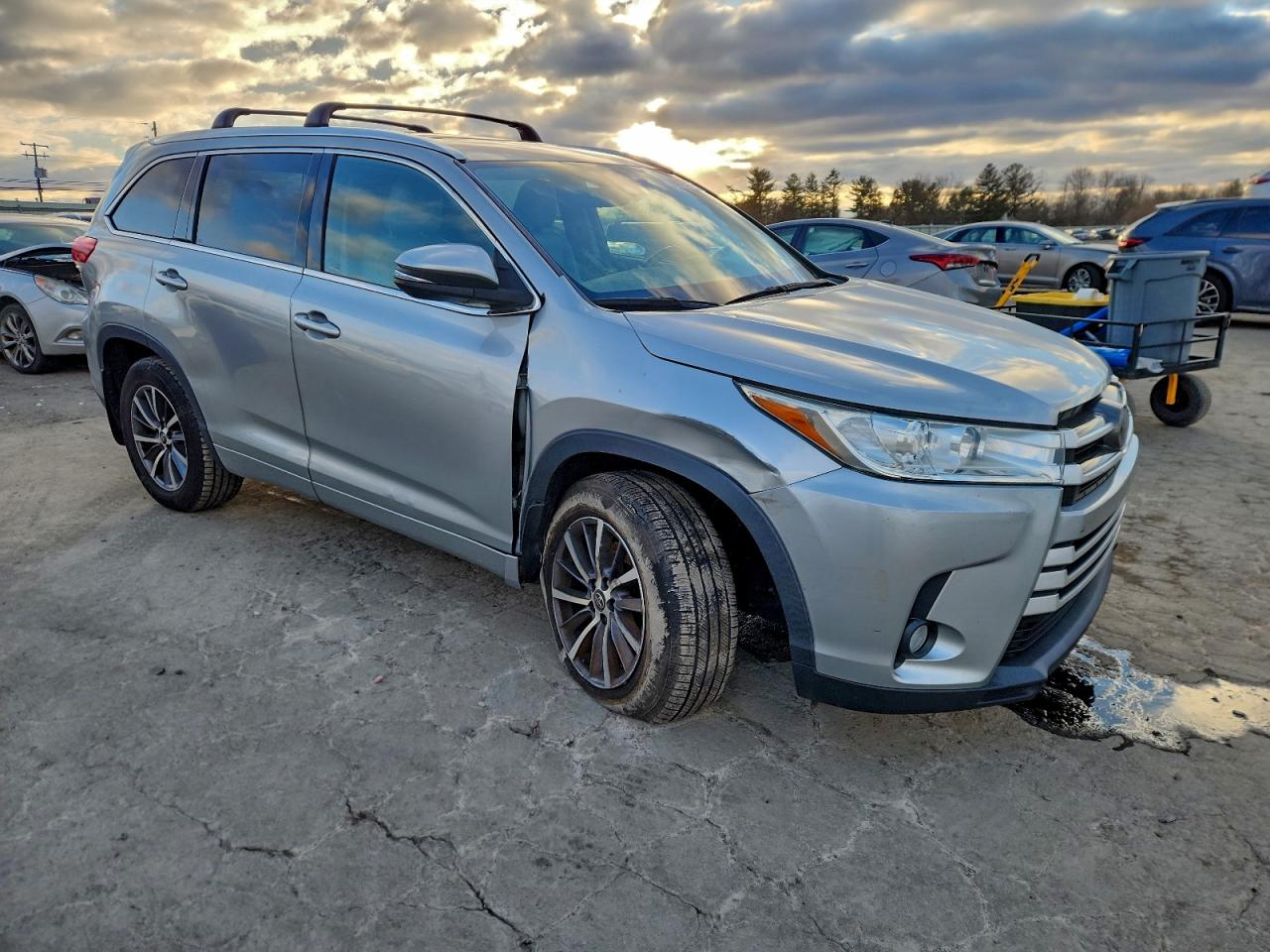 2017 TOYOTA HIGHLANDER SE photo 4