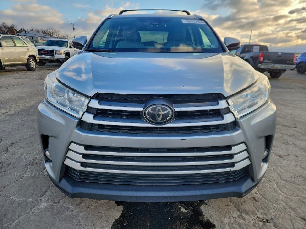 2017 TOYOTA HIGHLANDER SE photo 5
