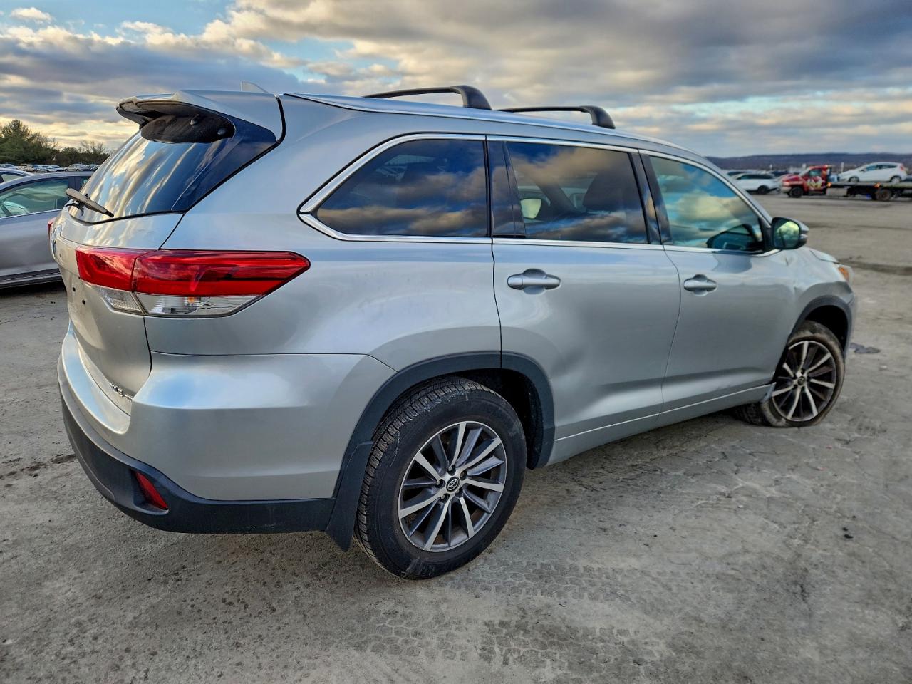 2017 TOYOTA HIGHLANDER SE photo 3