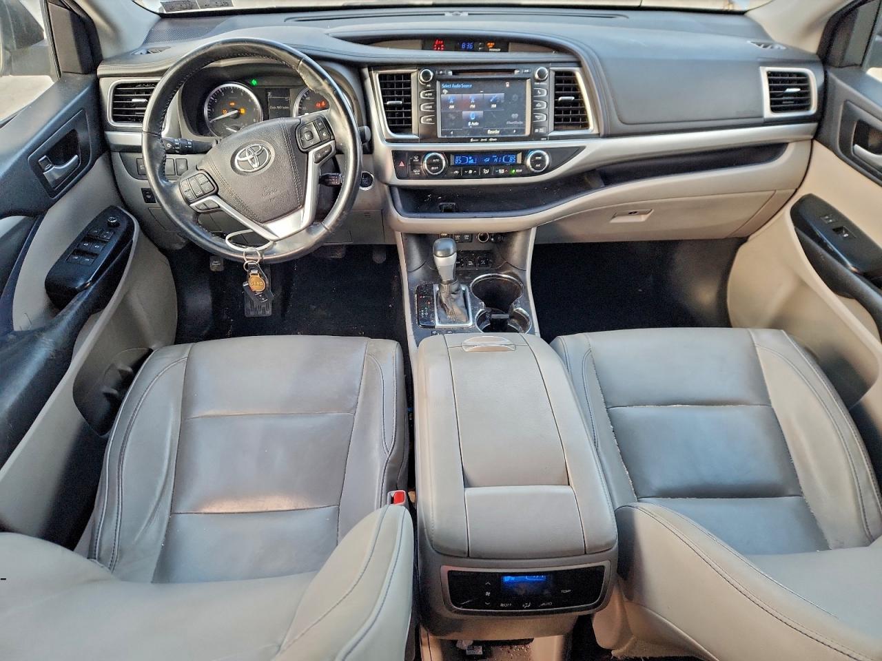 2017 TOYOTA HIGHLANDER SE photo 8