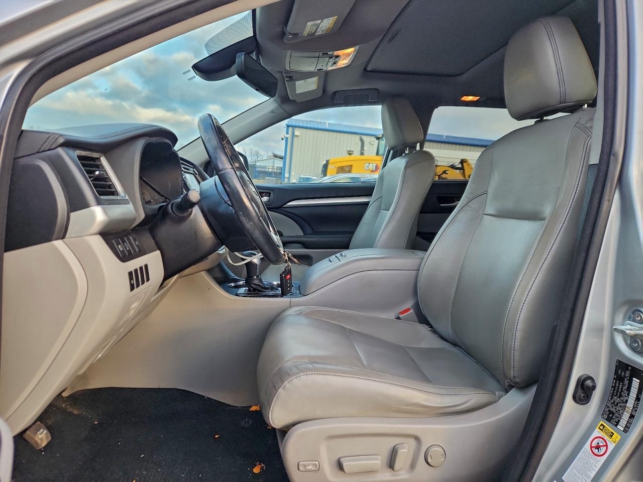 2017 TOYOTA HIGHLANDER SE photo 7