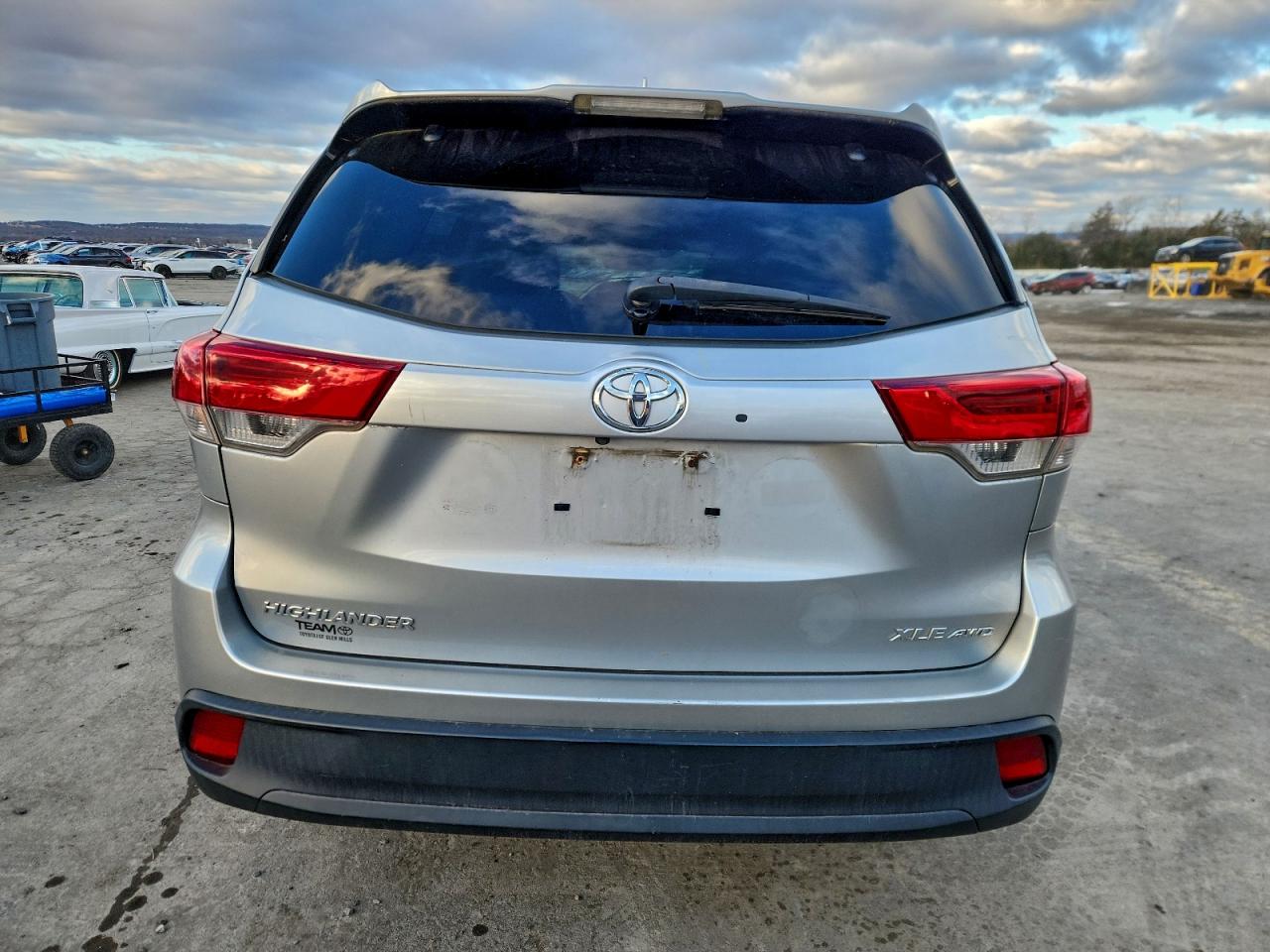 2017 TOYOTA HIGHLANDER SE photo 6