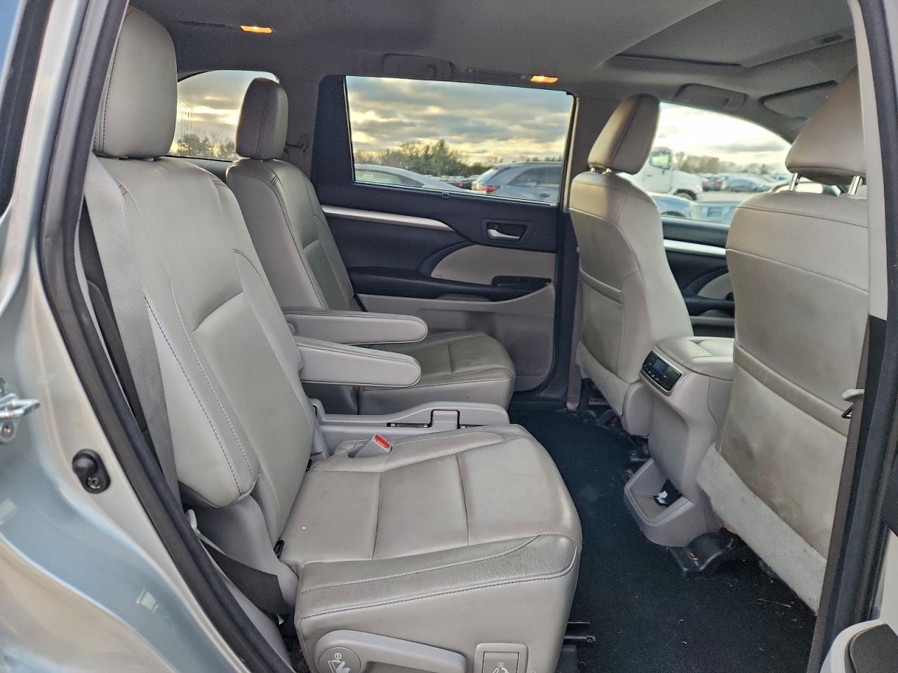 2017 TOYOTA HIGHLANDER SE photo 11