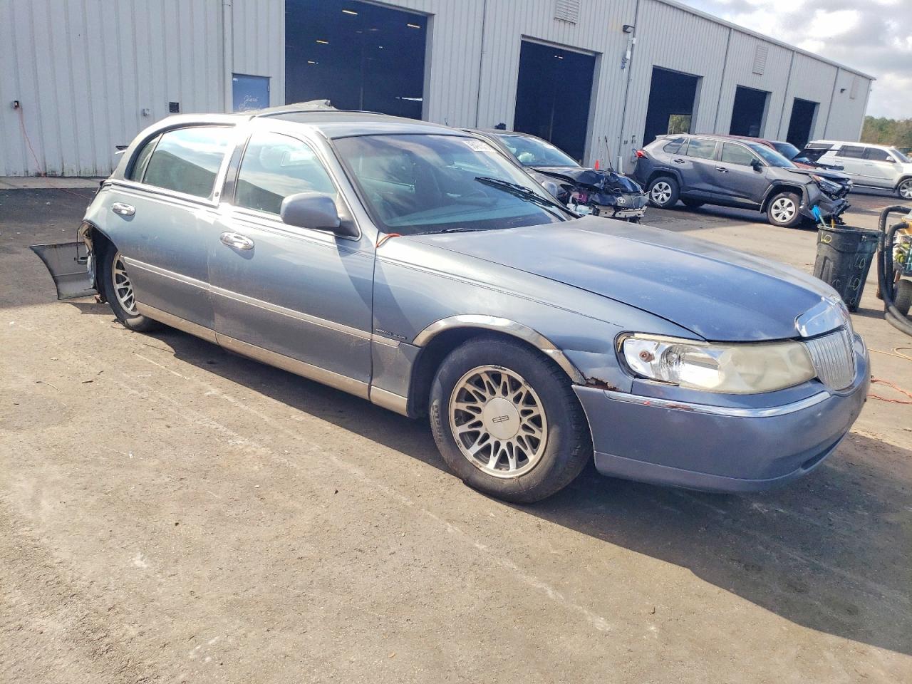2000 LINCOLN TOWN CAR SIGNATURE photo 4