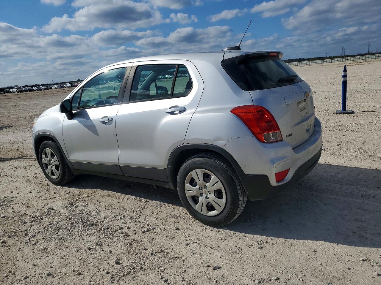 2018 CHEVROLET TRAX LS photo 2