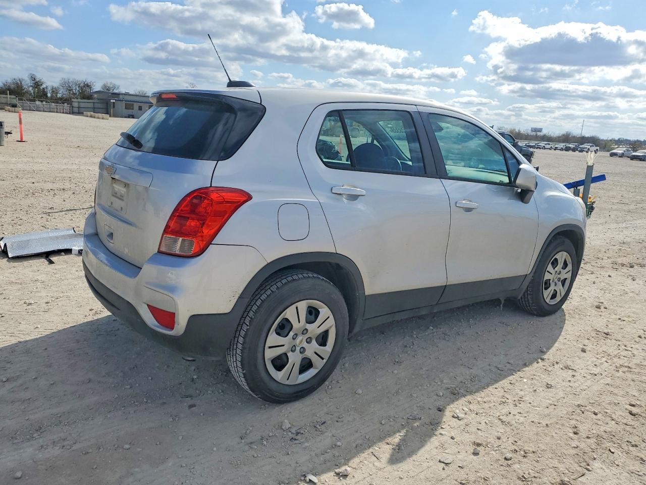 2018 CHEVROLET TRAX LS photo 3