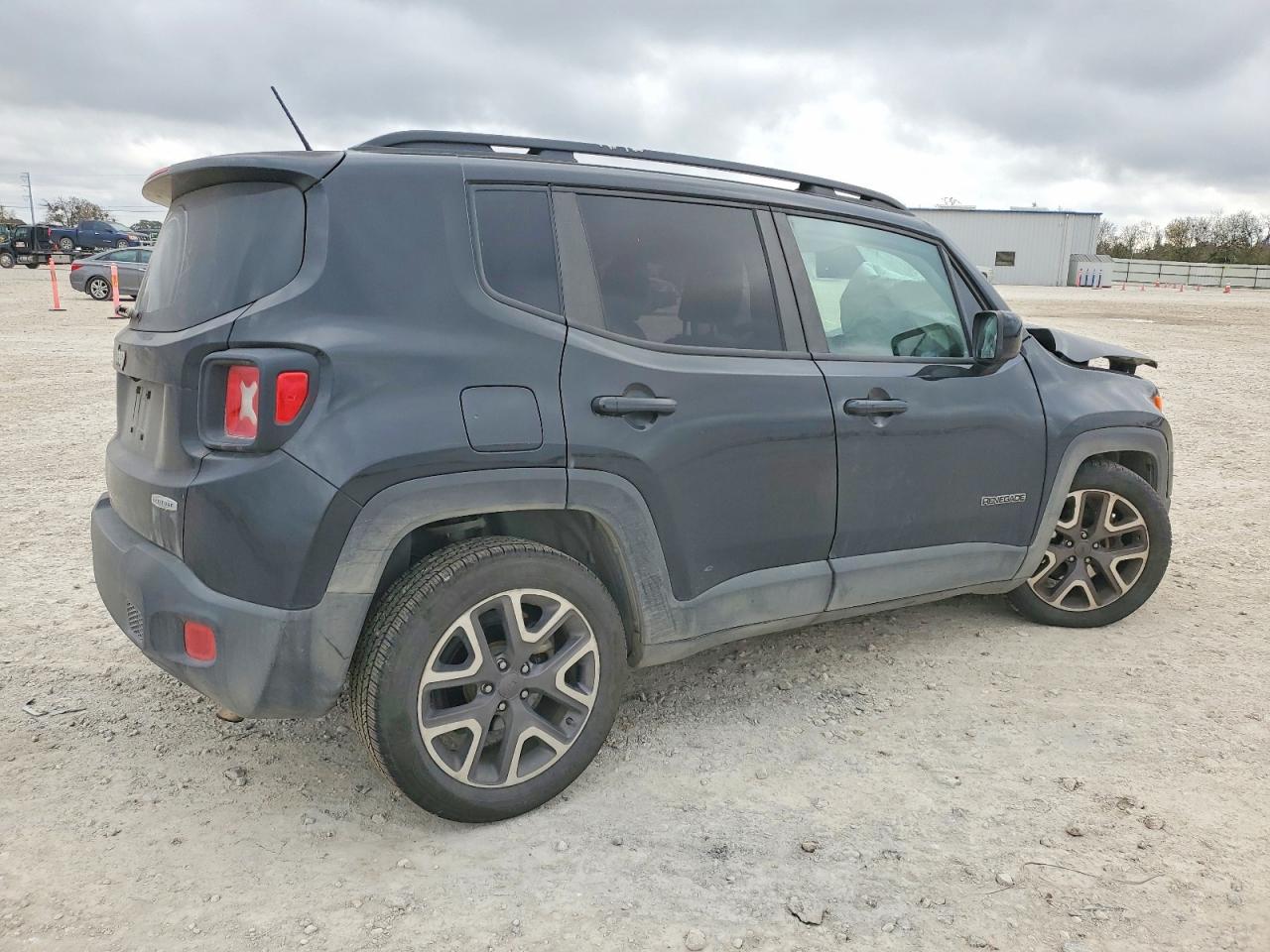 2017 JEEP RENEGADE LATITUDE photo 3