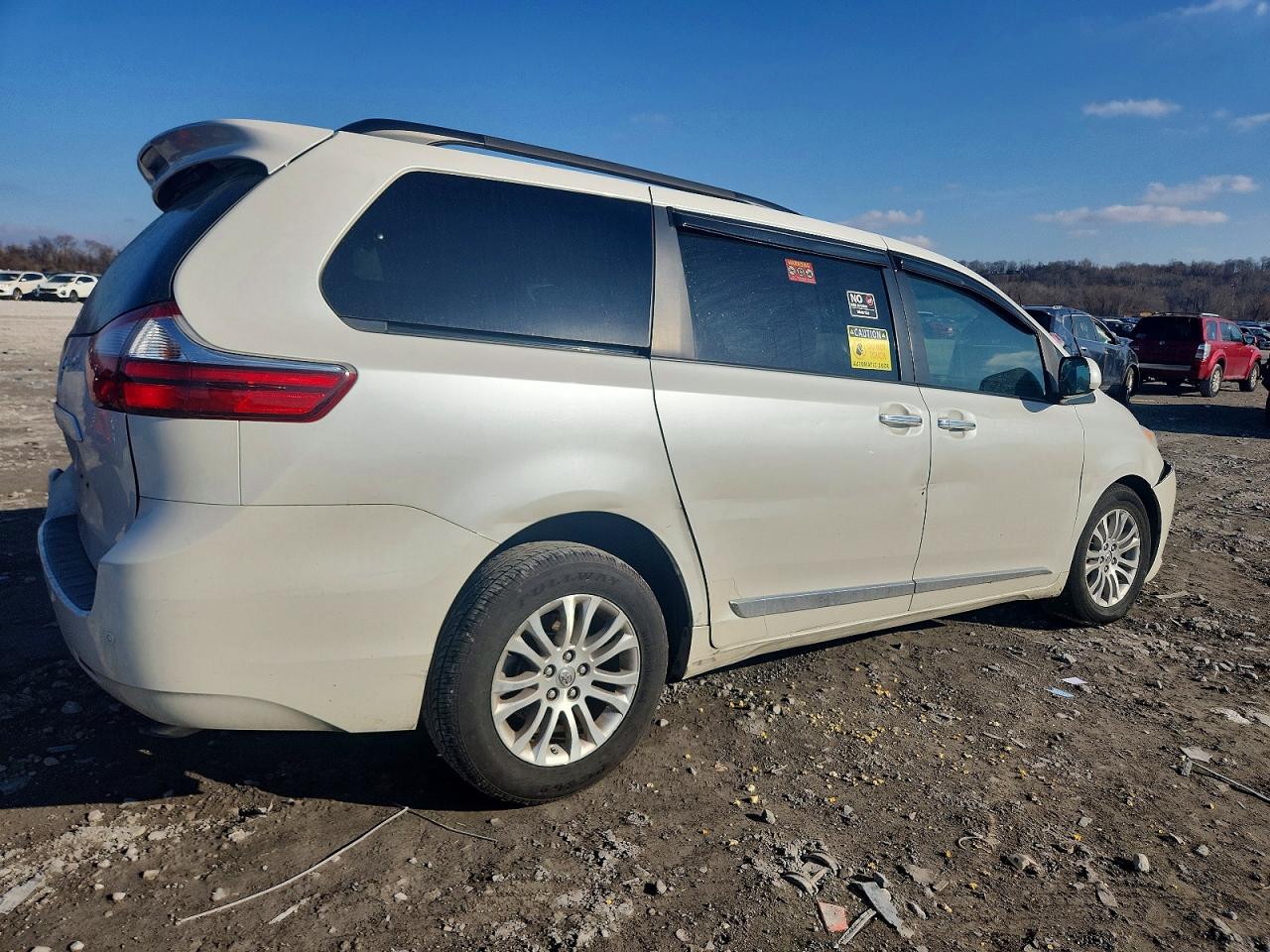 2015 TOYOTA SIENNA XLE photo 3