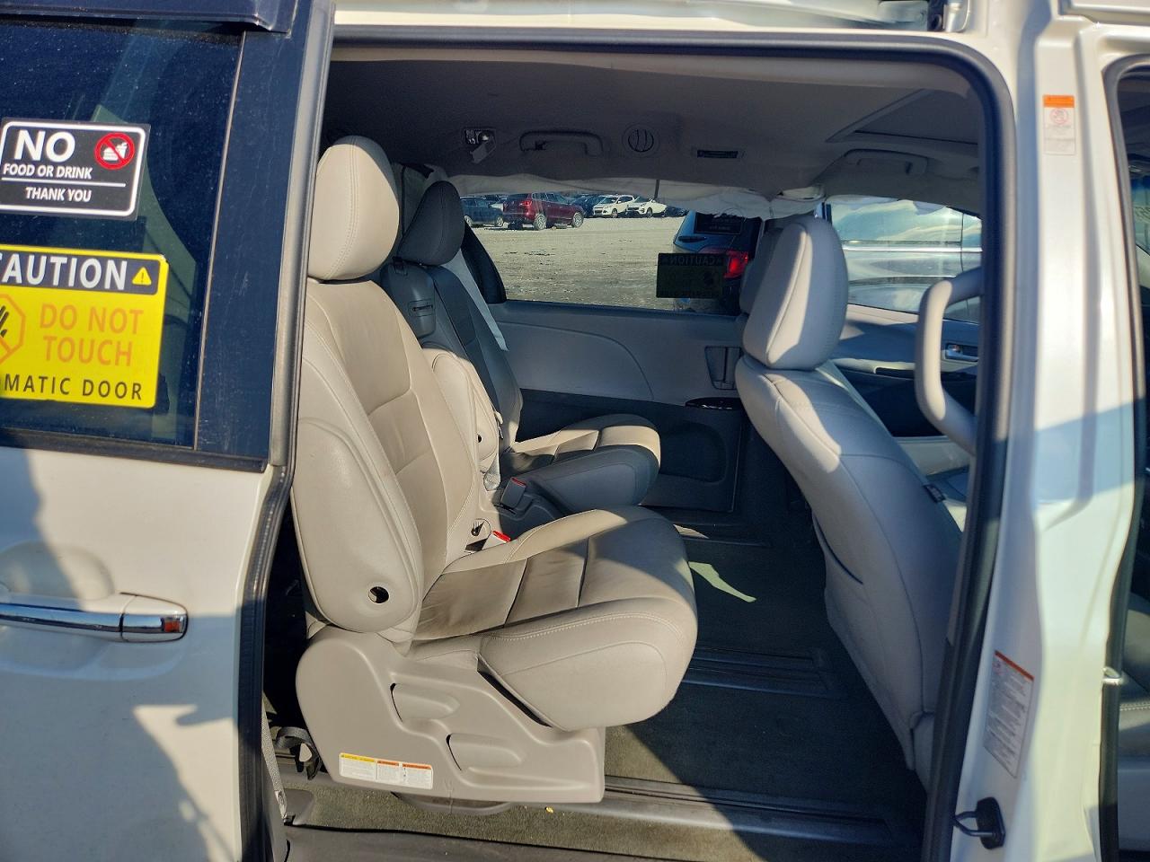 2015 TOYOTA SIENNA XLE photo 11