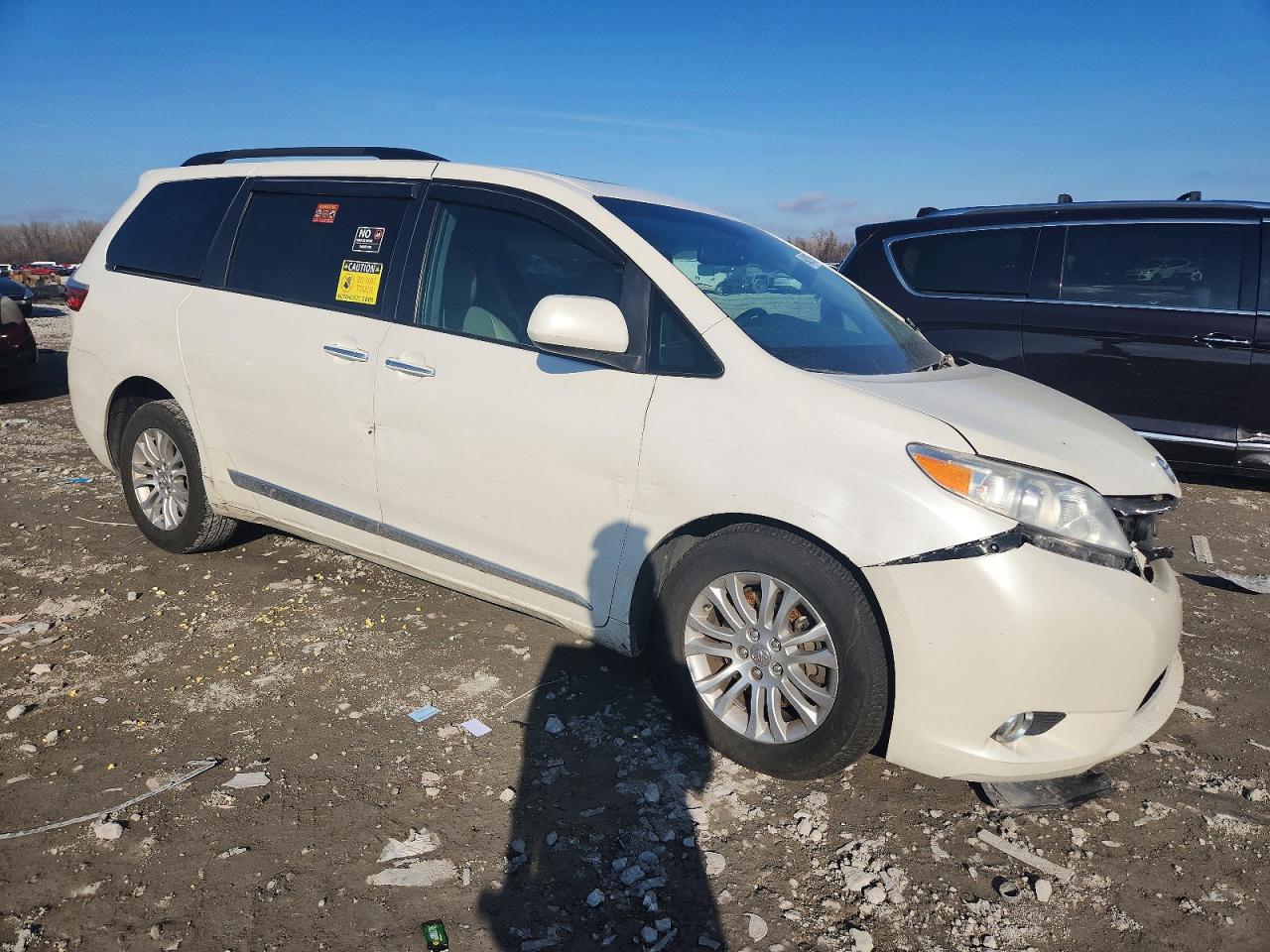 2015 TOYOTA SIENNA XLE photo 4