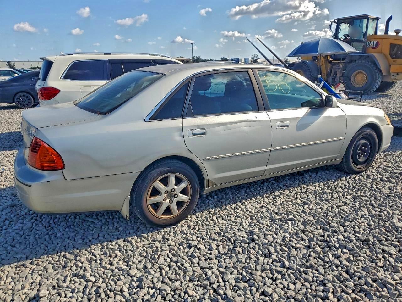 2002 TOYOTA AVALON XL photo 3